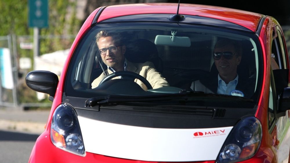 MMC Norge-direktør Bernt G. Jessen (til høyre) satt i kartleserstolen da elbilen i-MiEV deltok i Zero Rally i fjor sommer. Da var bilen et sjeldent syn i Norge. I år kan det bli tusen eksemplarer på norske veier.