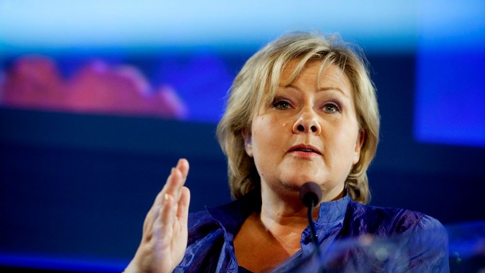 Partileder Erna Solberg og Høyre krever svar fra regjeringen om datalagring.