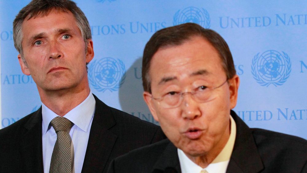 Statsminister Jens Stoltenberg (t.v.) og FNs generalsekretær Ban Ki-moon under en pressekonferanse om arbeidet til klimagruppen i New York tirsdag.