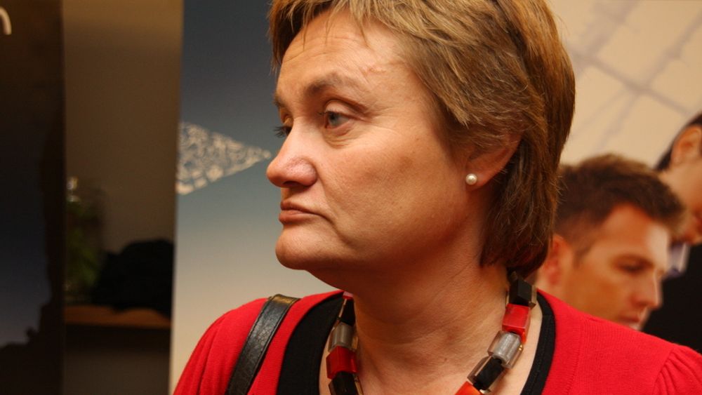 REISER TIL SVEITS: Fornyingsministeren Rigmor Aasrud (Ap) besøker Cern samme dag som fristen går ut.