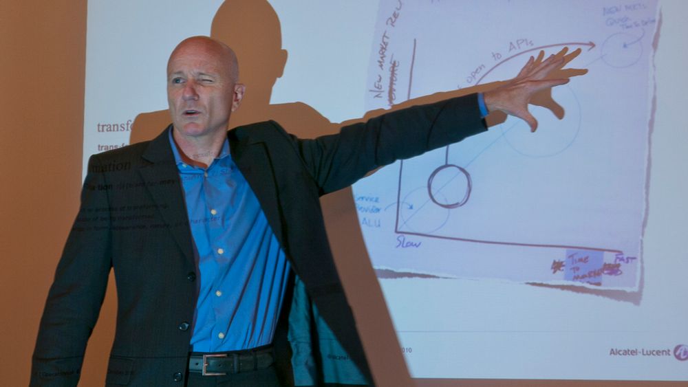 RASKT OG BILLIG:Åpne programmeringsgrensesnitt og verktøy kan revolusjonere de tidligere så lukkede telenettene og skape nye verdier mye raskere mener Scott Monson i Alcatel Lucent.