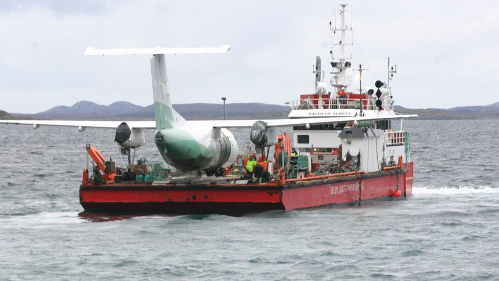 Slik ble ulykkesflyet fraktet nordover fra Sandnessjøen til Bodø.