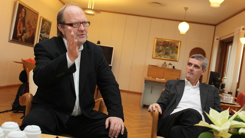 FRAMTIDA ER DIGITAL: P4-sjef Kalle Lisberg og NRK-sjef Hans-Tore Bjerkaas er hundre prosent enige om to ting: Radioen skal digitaliseres, og første skritt er å slokke FM-nettet.