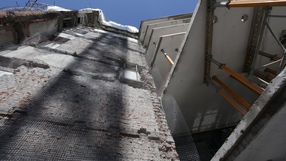 UFERDIG: Det ser mer ut som en rivingstomt enn som en byggeplass. Til venstre det eldste eksisterende bygget, til høyre det halvferdige 10 år gamle bygget.