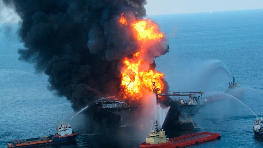 USA forbyr videre oljeboring innenfor landets grenser inntil årsaken til ulykken i Mexicogolfen er klarlagt.
