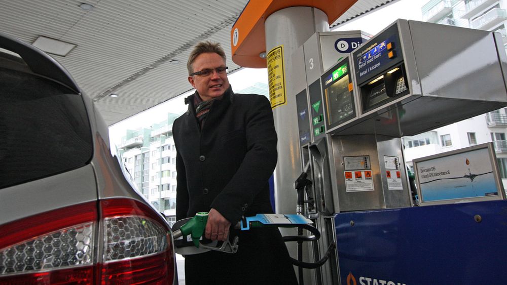 NYTT DRIVSTOFF: Administrerende direktør Dag Roger Rinde i Statoil Norge AS var en av de første til å tanke selskapets nye drivstoff  - bensin innblandet fem prosent bioetanol.