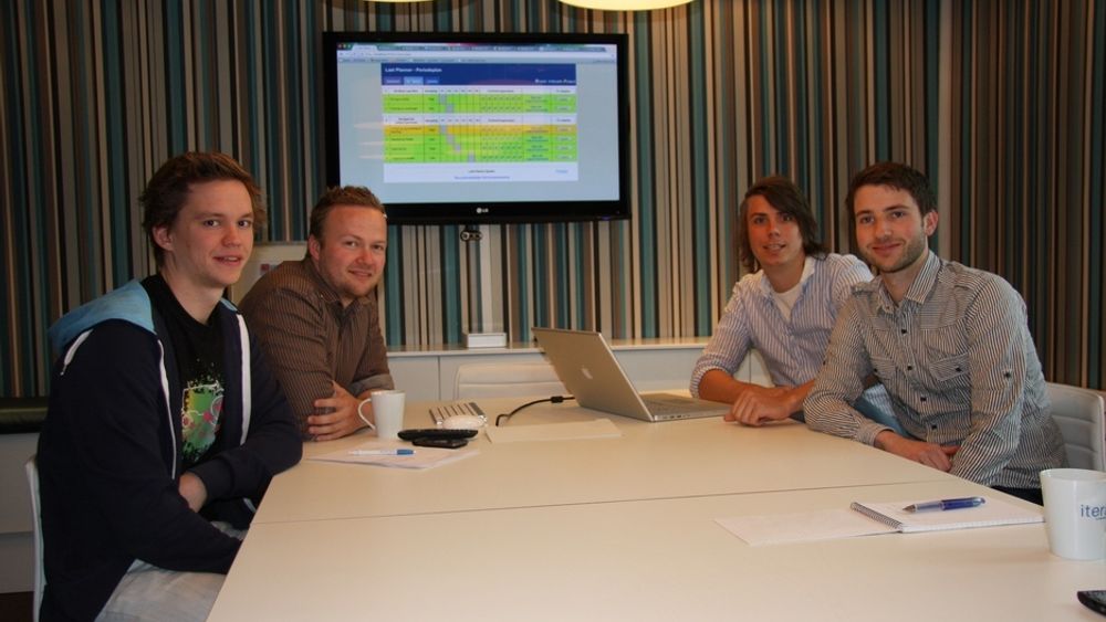I GANG: Foran en skjerm med det første utkastet til den nye programvaren sitter, fra venstre, Morten Weel Johnsen, Anders Haugeto, Kristian Klette og Pål Ruud.