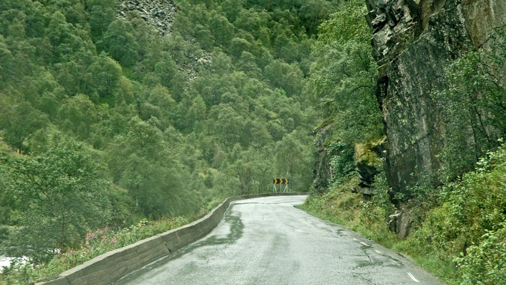 Dette er en del av E 16, hovedvegen mellom Norges to største byer. I 2014 blir det en ubetydelig lokalveg. E 16 flyttes inn i en 4 km lang tunnel. De som vil sprenge forskjæringene til den, må gi anbud innen 12. november.