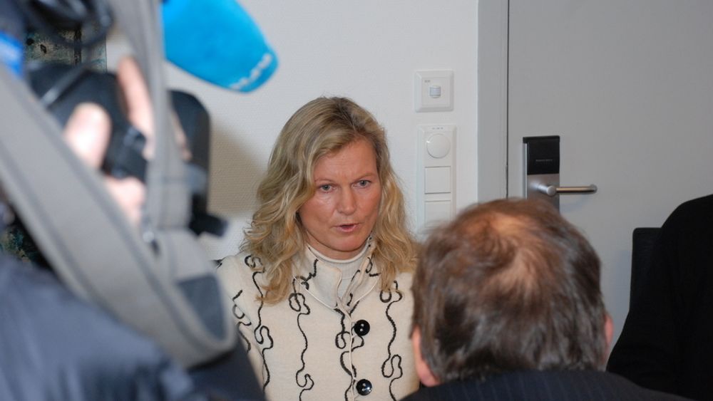 BER INNSTENDIG: - Utsett Sima-Samnanger i tre år, ber Kristin Krohn Devold i turistforeningen overfor energiministeren. Rapporter laget for foreningen sier at kraftlinjen er samfunnsøkonomisk ulønnsom, og at en oppgradering av dagens linje er bedre.