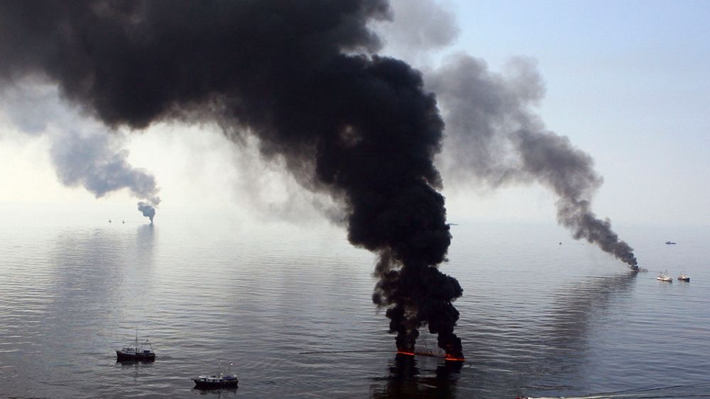 IKKE PLOMBERT: Mens forskerne beregner oljeutslippet til å være historiens største, utsetter BP plomberingen av brønnen som har forårsaket utslippet.