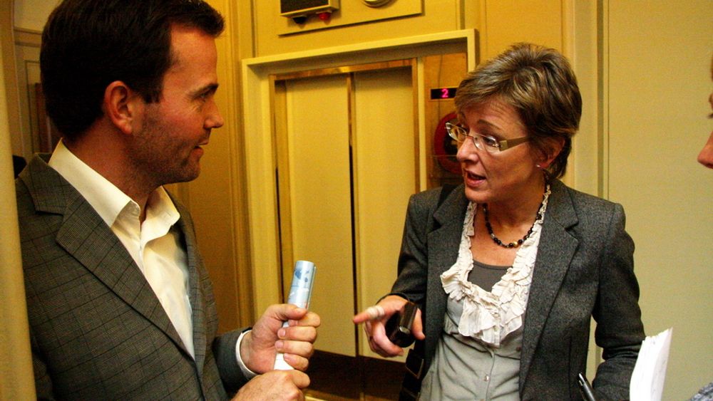 DISKUTERER: Statssekretær Sigrid Hjørnegård i Olje- og energidepartementet diskuterer med Marius Holm i Bellona om hvorfor CO2-fangstanlegget på Mongstad kan bli utsatt på ny.