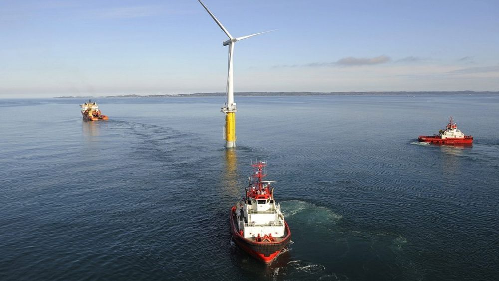 FRAMTIDEN: Her taues den flytende havmøllen Hywind på plass utenfor Stavanger i 2009. Den første testparken kan havne i USA eller Skottland. Regjeringen må hive seg rundt og beholde den her, mener Norsk Industri.