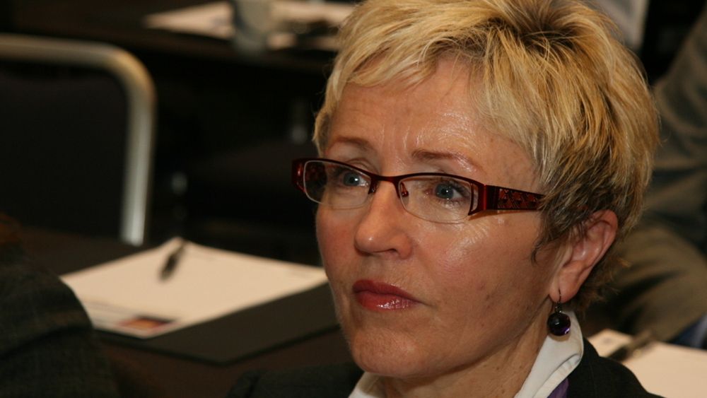 IKKE TILHENGER: Kommunalminister Liv Signe Navarsete la i Stortinget fredag ikke skjul på at hun ikke er ubetinget tilhenger av elektronisk valg. Her sammen med e-valgets prosjektleder Henrik Nore under lanseringen av pilotkommunene tidligere i år.