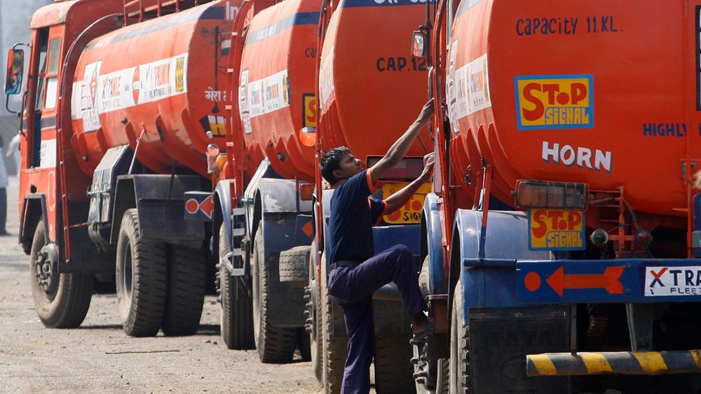 VIL HA MER: Tankbiler frakter oljeprodukter ut til kunder i Mumbai i India. Den globale etterspørselen etter råolje stiger mer enn ventet, het det i månedsrapporten som det internasjonale energibyrået IEA la fram torsdag.