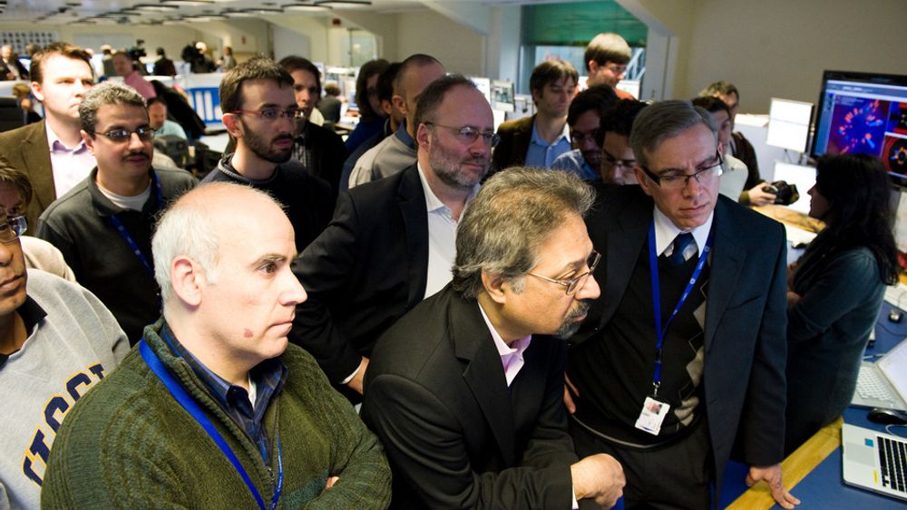 Stor spenning i CERNs lokaler før partikkelstrålene kolliderte tirsdag formiddag. Nå håper man på at dataene som skal produseres i løpet av de neste to årene vil gi svarene på mange av de store spørsmålene i fysikken.