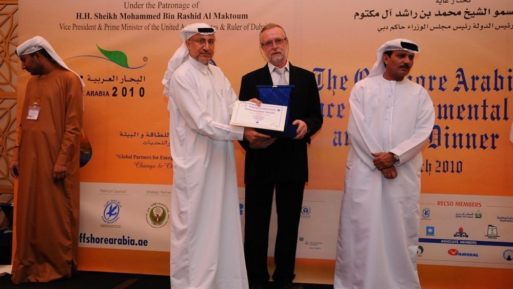 Jørn Heimstad, daglig leder for Ide til Produkt AS mottok prisen av Dr Rashid Ahmed Bin Fahad, Hav- og Miljøvernminister i Forente arabiske emirater.