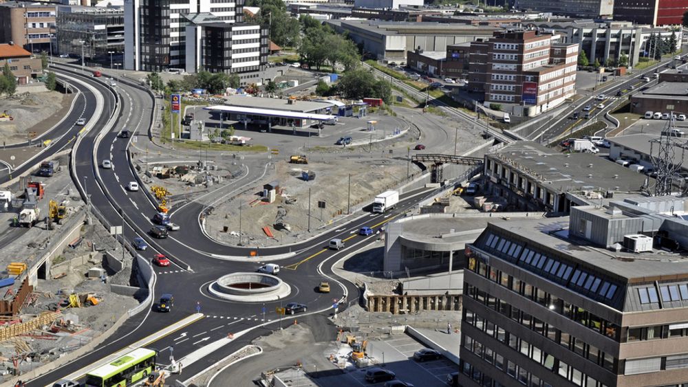 Fram til 12. juli gikk trafikken på Østre Aker vei ut av bildet til venstre for rundkjøringen. Nå går omkjøringsvegen gjennom rundkjøringen og fortsetter bortover Ulvenveien til høyre.