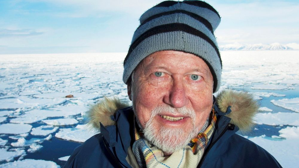 Kunnskapen om hva som skjer med havisen er viktig for å kunne lage korrekte klimamodeller for framtiden, sier Olav Orheim som leder den internasjonale oppsummeringskonferansen for Det internasjonale polaråret. Her på Svalbard med en hvalross liggende på isen i bakgrunnen.