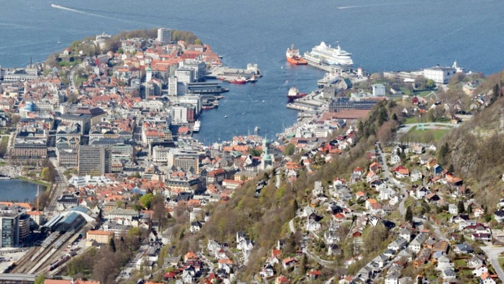 FARE FOR KOLLAPS: De fire husene som er evakuert ligger rett bak Bryggen i Bergen.