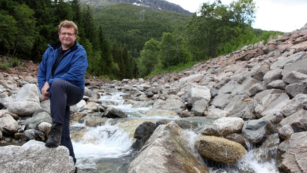 ØDELEGGER IDYLLEN: Geir Botnen har trådd sine barnesko i Botnen ved Røldalsvatnet, og vil ikke at idyllen skal bli ødelagt av kraftutbygging.