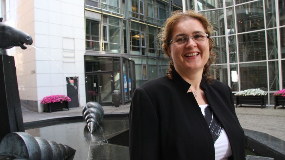 MANGE VERV: I tillegg til lederjobb i Aker Seafoods og styrelederverv i Aker Clean Carbon, er Liv Monica Stubholt nyvalgt styremedlem i Hydro. - Som Aker er Hydro en kjempe i norsk industri, sier hun.