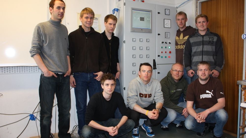 Studenter fra Trondheim Tekniske Fagskole har laget et minikraftverk.Fra venstre (stående): Robert Edvardsen, Ole Kristian Brønstad, Einar Langholm, Torstein Næss, Kristoffer Kleiven.Fra venstre(sittende): Tom Rismark, Lars E. Heggvik, Ole Bergfald, Øyvind Nerdal