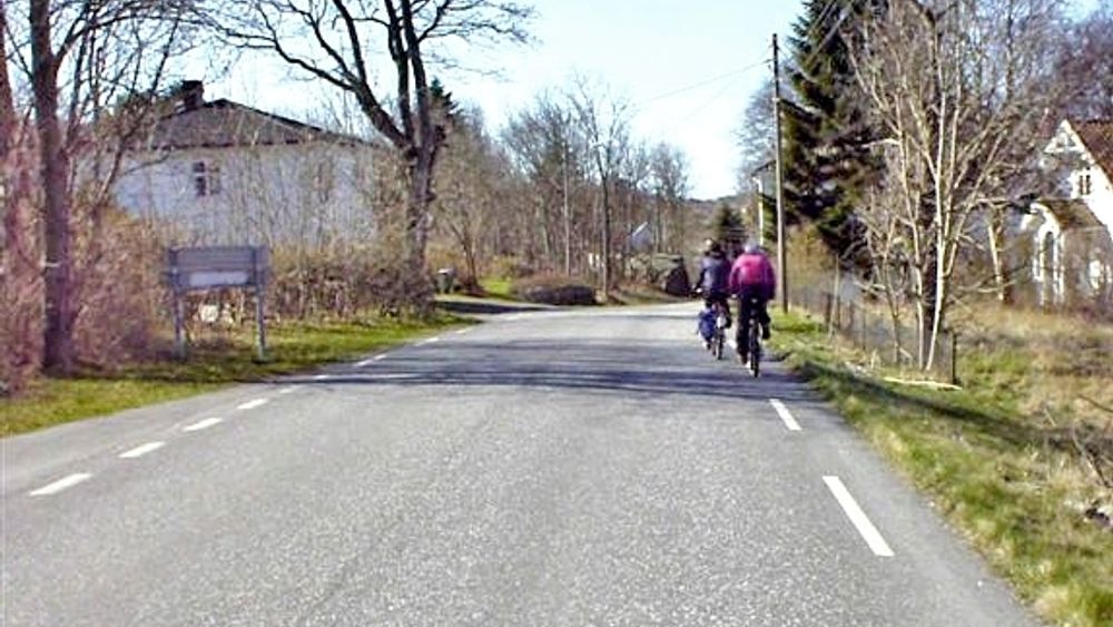 Å sykle langs fylkesveg 308 er ikke særlig fristende. Om to år blir forholdene mye bedre. Gang/sykkelvegen kommer til venstre på bildet.