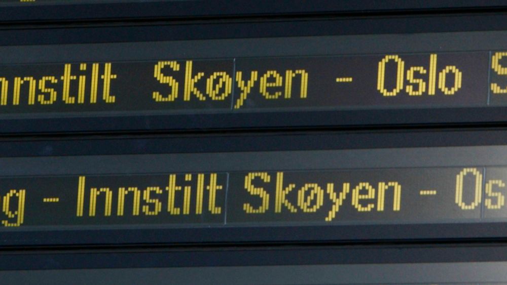 PROBLEMER: Folk som skulle til Oslo ble anbefalt å finne annen transport mandag morgen. Tre kjøreledninger falt ned, og det skapte store problemer for togtrafikken innover til hovedstaden.