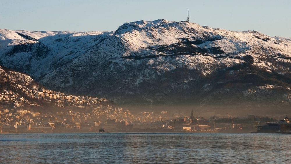 Bergen, her sett fra Askøy, har vært sterkt forurenset etter det langvarige kalde været i vinter.