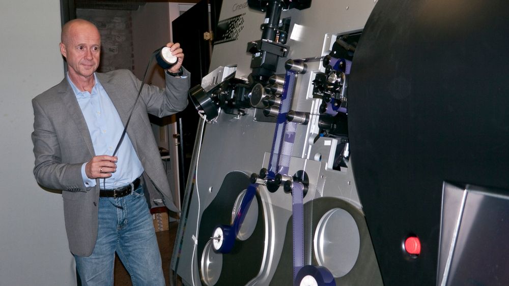 ANALOGT: Administrerende direktør Bjørn Sæterøy i Cinevation ved maskinen de har konstruert for å lage analog film av digitale filer.