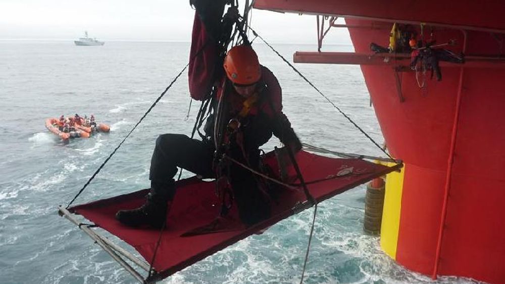 BORDER RIGGEN: Her henger Greenpeace-aktivistene på boreriggen Stena Don utenfor Grønlands kyst.