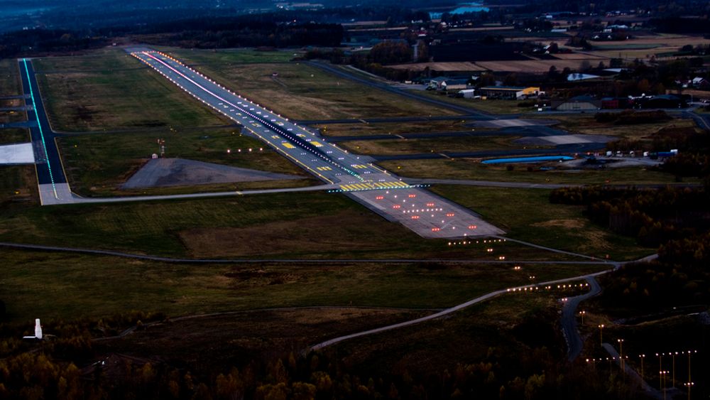 Moss lufthavn Rygge har fått nye landingslys i LED i forbindelse med oppgraderingen til ILS CAT II.