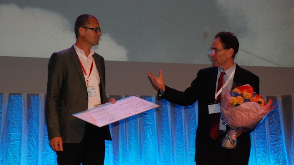 -  SE HVA VI HAR HER, EN SJEKK! Hans Lindberg i Eco Spark AB mottok Nerec Innovation Award, en sjekk på 150 000 kroner fra konferansier Todd Benjaminsen.