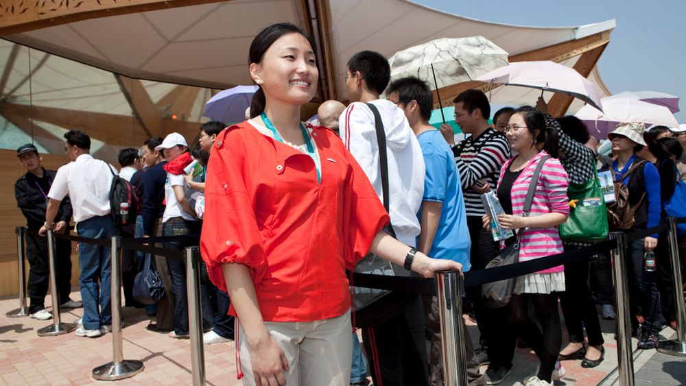 EXPO 2010: Snart tre millioner kinesere har stått i kø for å se den norske paviljongen i Shanghai. Norske statsråder og norsk næringsliv håper kontakten ender med en frihandelsavtale. Foto: Kristin Welle-Strand