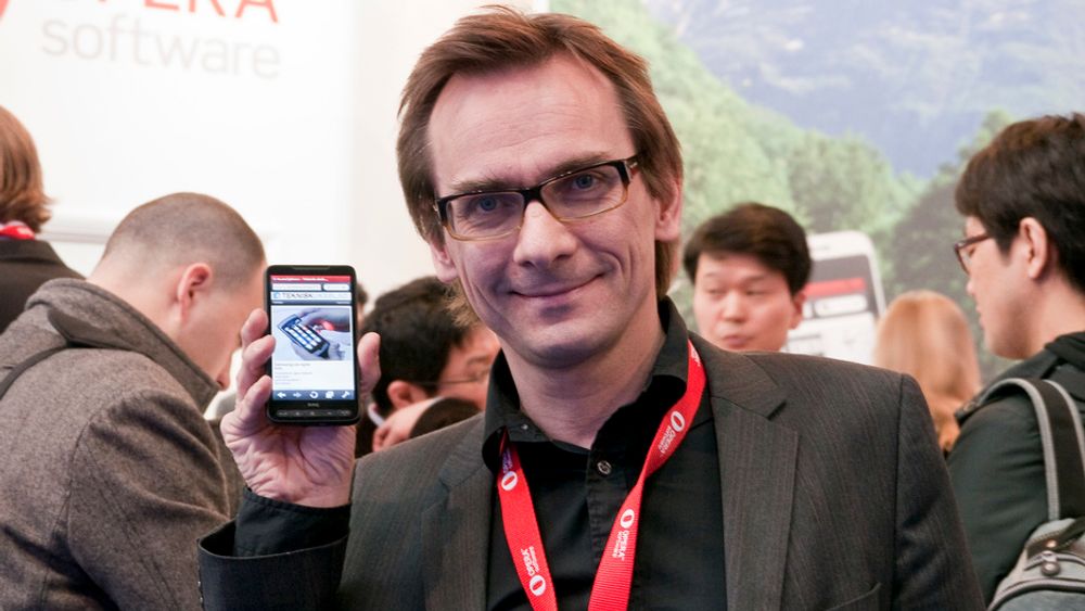 TU PÅ MOBILEN: Produktdirektør Christen Krogh viser hvor fort tu.no laster med nye Opera Mini.