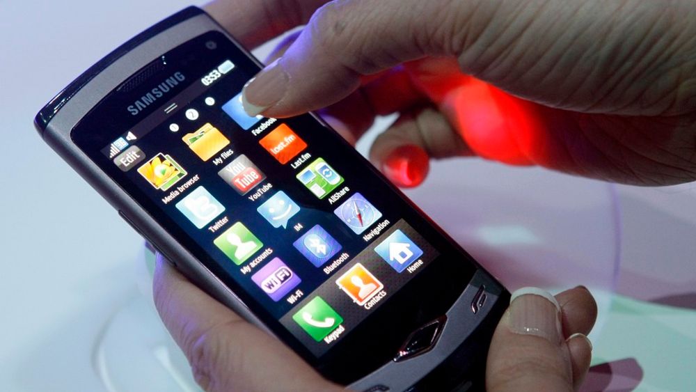 Slik ser den ut: Samsung "Wave", med unikt operativsystem og egenutviklet prosessor og skjerm.
