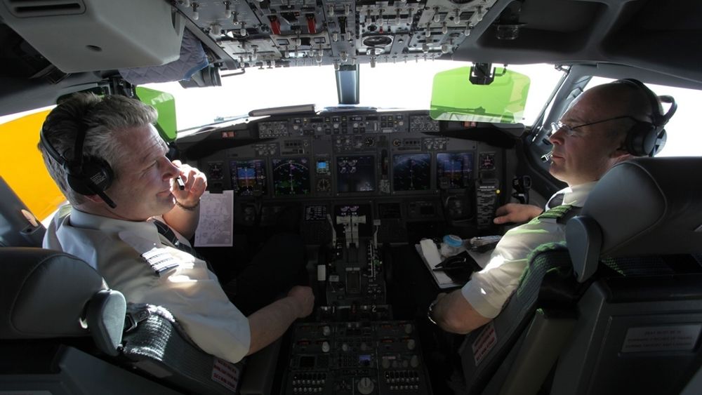 FERRYFLIGHT: Tom Røstad (t.v) og Michael Sterner hadde ansvaret for å fly hjem det den nybygde 737-700-maskinen.