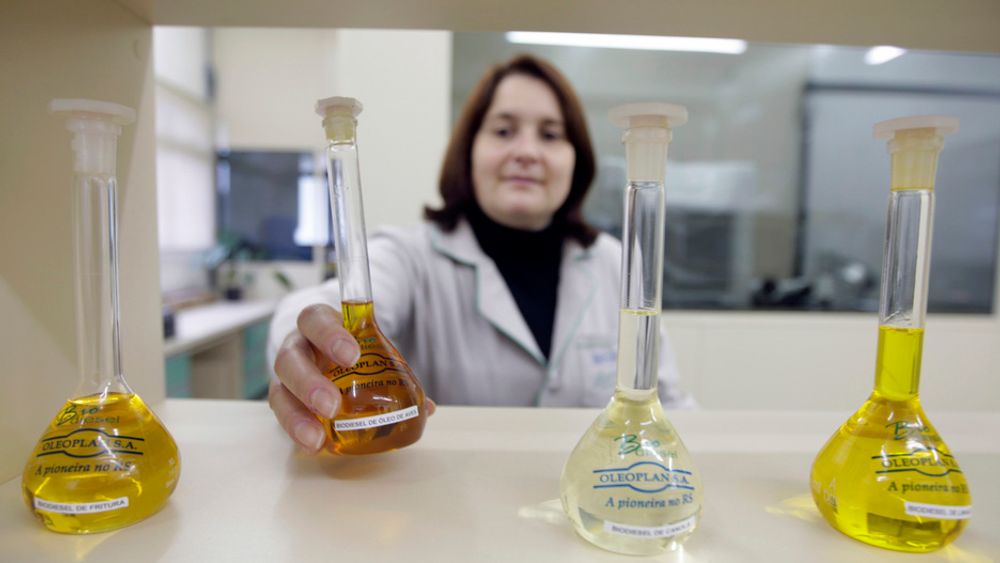 KRITISERES: En kjemiingeniør sjekker flasker med biobrennstoff ved Oleoplan-fabrikken i Passo Fundo. De brasilianske storprodusentene av bioetanol har fått sterk kritikk for det som betegnes som slavelignende tilstander på deres plantasjer.