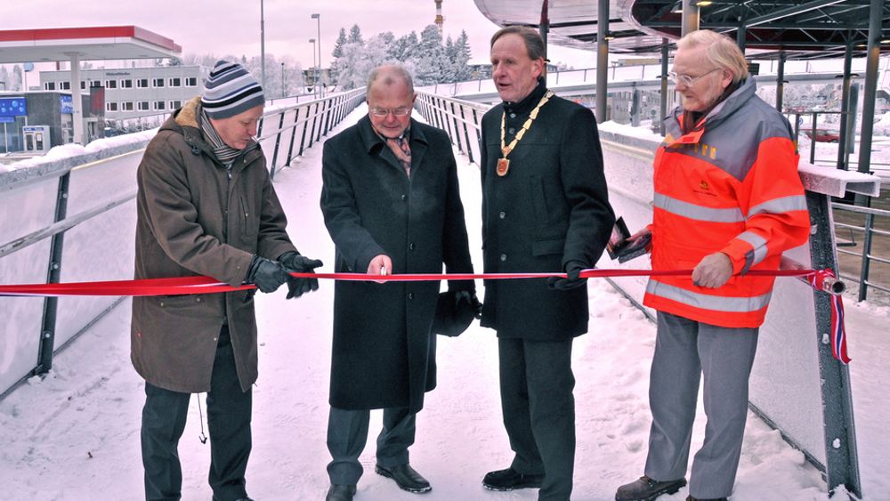 Fylkesmann Hans J. Røsjorde (nr. to fra venstre) markerer at Lørenskog kollektivterminal er åpnet og at passasjerene - forhåpentligvis - snart kan ta den i bruk.
