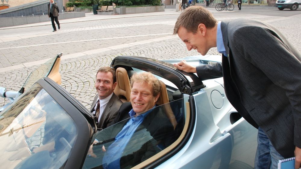 MORO: Frederic Hauge og Marius Holm i den elektriske Tesla Roadster som Bellona skaffet seg. Nå har de gått hver sin vei.