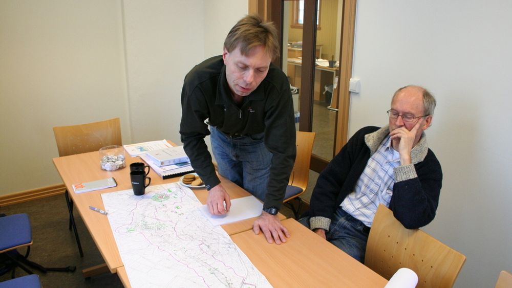 GOD RESPONS: Harald Inge Johnsen (t.v.) er godt fornøyd med responsen fra entreprenører på veiarbeidet Vegvesenet har lagt ut på anbud på E6 mellom Trondheim og Stjørdal. Geolog Svein Hove til høyre.