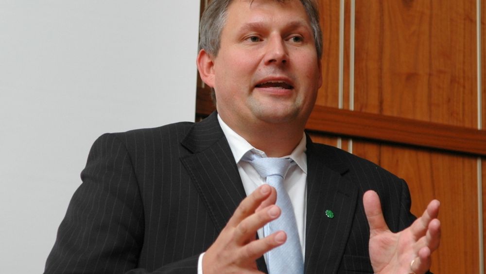 Olje- og energiminister Terje Riis-Johansen vil la norske kommuner leie ut vannkraftproduksjon i 15 år.