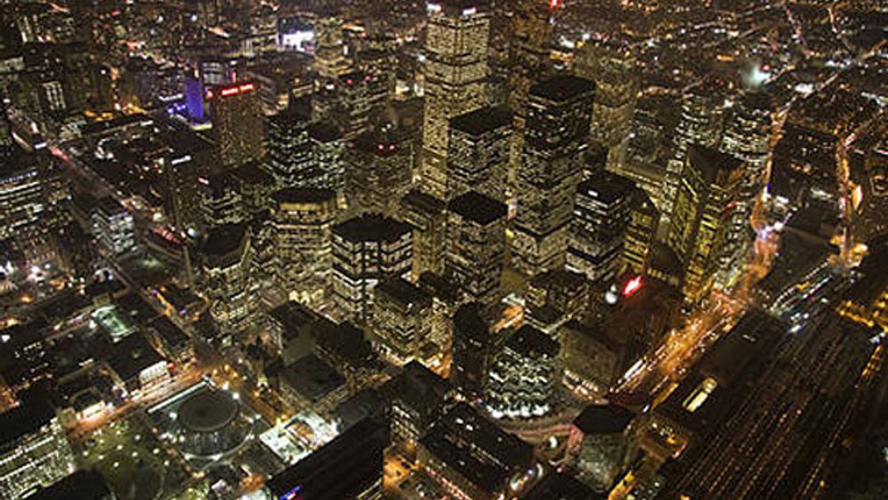 Toronto sentrum før lyset ble slått av under Earth hour 2008.
