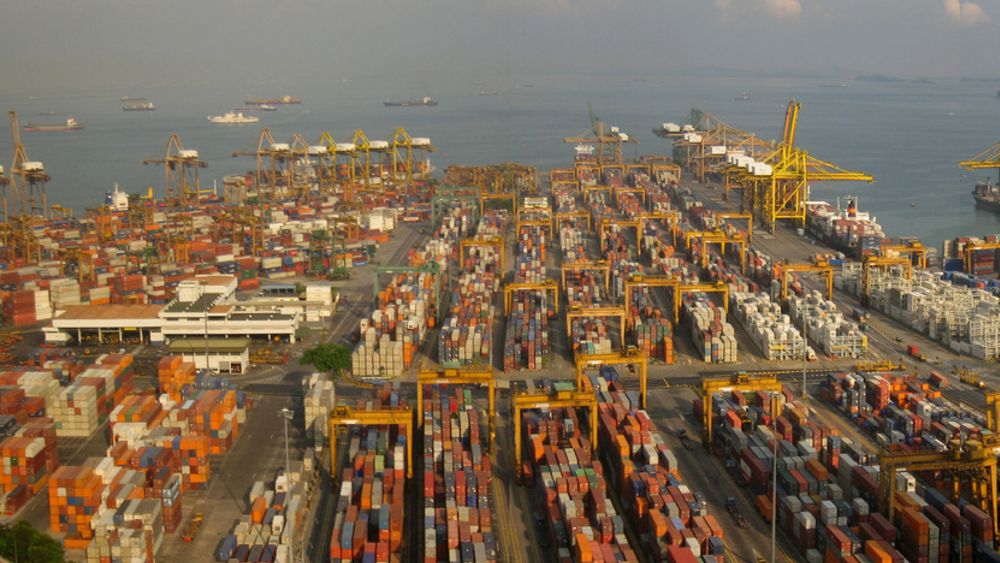 TETT: Trafikken til og fra Singapore havn er voldsom stor. Nå skal den overvåkes med norsk teknologi fra Kongsberg Norcontrol IT i Horten.