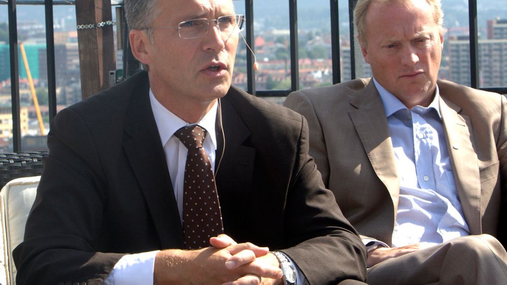 VANSKELIG: Arbeiderpartiets generalsekretær Raymond Johansen og statsminister Jens Stoltenberg sier begge at eldrebølgen gjør det svært vanskelig å gå inn for sekstimersdag i norsk arbeidsliv.