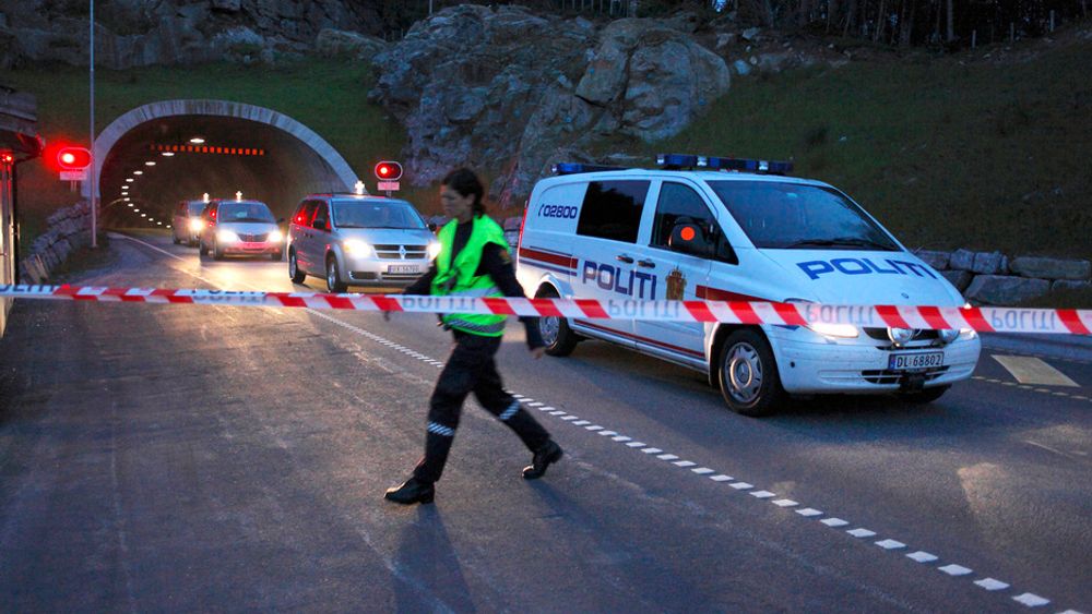 TRAGISK ULYKKE: Politiet eskorterer ut tre likbiler med omkomne fra Eiksundtunnelen natt til mandag. Fem personer omkom i ulykken søndag kveld. Fire av disse kom fra den lille øykommunen Ørsta.