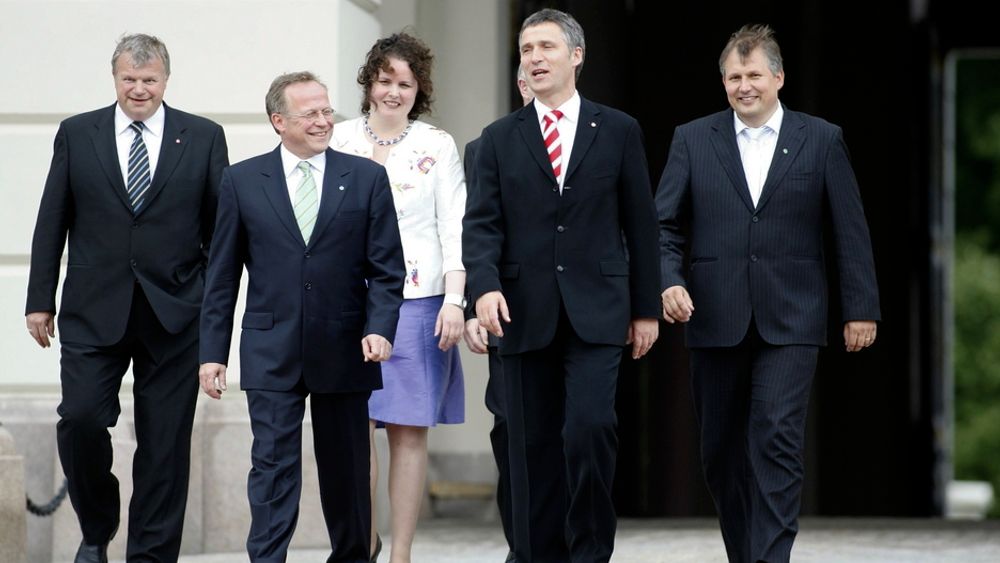 Jens Stoltenberg med sin nye regjeringskabal i juni 2008. Nå viser det seg at de alle kan ha blitt overvåket av Forsvarets sikkerhetstjeneste.
