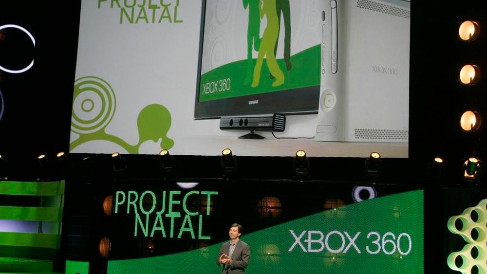 Microsofts Don Mattrick viser frem Project Natal for Xbox 360.