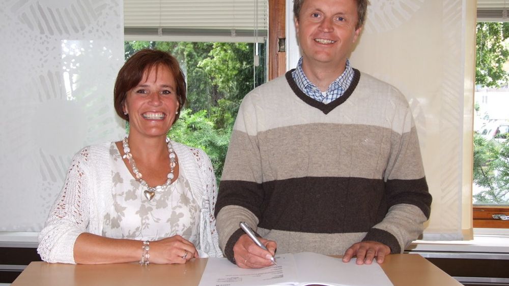 Avtale: Vibecke Hverven, administrerende direktør i Sweco Norge, og Ole Theodor Dønnestad, konserndirektør Energi, undertegnet avtalen om konsulenttjenester i Ivelandsprosjektet