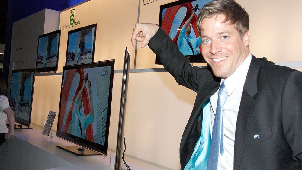TYNNE SAKER:Salgssjef for TV-er i Samsung, Pål Anders Jansen mener de nye LED-TV-ene er tingen for allle som vil henge TV-en på veggen